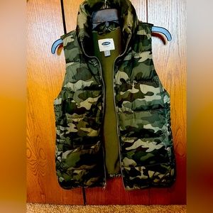 Old Navy camo outerware vest, never worn, size XS